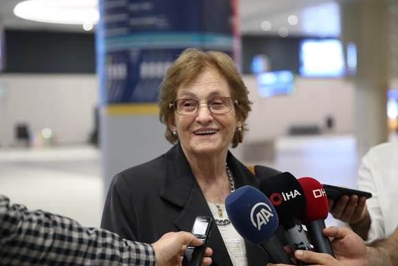 <p>İstanbul'da Havalimanı'nda, pasaport kontrolünden sonra gazetecilere açıklama yapan Kazes, "Çok sevinçliyim. Rüyam gerçek oldu." dedi.</p>
<p> </p>