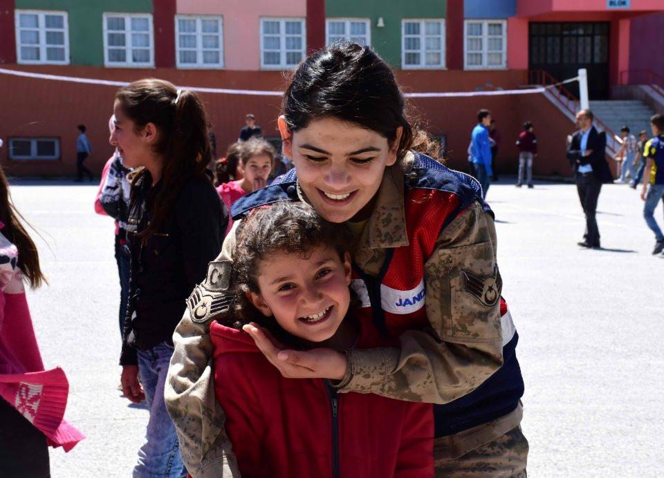 <p>Öğrencilerden İranur Yıldırım da "Bugün Jandarmadan ablalarımız bizi ziyarete geldi. Onlarla oyunlar oynadık ve çok sevindik. Onların ne meslek yaptıklarını öğrendik ve çok mutlu olduk." diye konuştu. </p>
<p> </p>