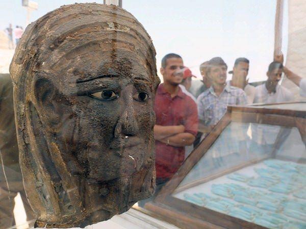 <p>Mumyalama sırasında yüzlerce taş heykel, kap ve alet kullanıldı.</p>

<p> </p>
