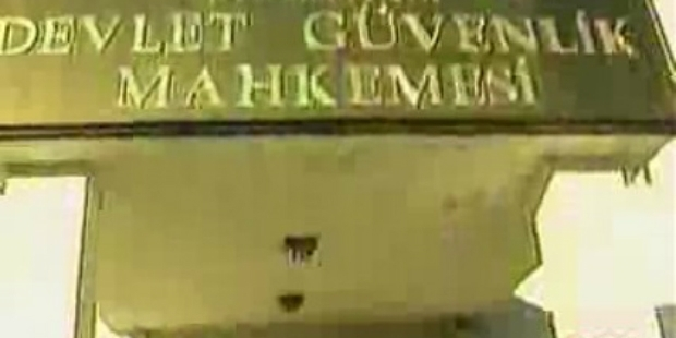 <p>Ayrıca, RP, FP mensupları partileri kapatılıp siyasi olarak yasaklandıkları zaman, usule uygun bir eleştiri yaptıklarında bile, ‘’hukuka karşı gelmek, TC devletinin kanunlarını tanımamak, anayasal düzeni yıkmaya teşebbüs etmek vb’’ suçlarla itham edilir ve soluğu DGM’de alırlardı. Uğradıkları hakaret ve medya linçleri de cabası… Bugün ise, bu kararı alan yargıçlar, CHP temsilcileri tarafından resmen ve alenen tehdit ediliyor, ‘’şöyle şöyle bir karar alırsanız Kızılay’da sokağa çıkamazsınız’’ denerek yargıya baskı yapılıyor, İBB adayı ‘’YSK’yı kınıyorum’’ diyor, genel başkanı grup toplantısında bu yargıçların isimlerini ve resimlerini tek tek göstererek ‘’bunlar yargı içindeki çeteler vs’’ diyor… Yani diyorlar da diyorlar...</p>
