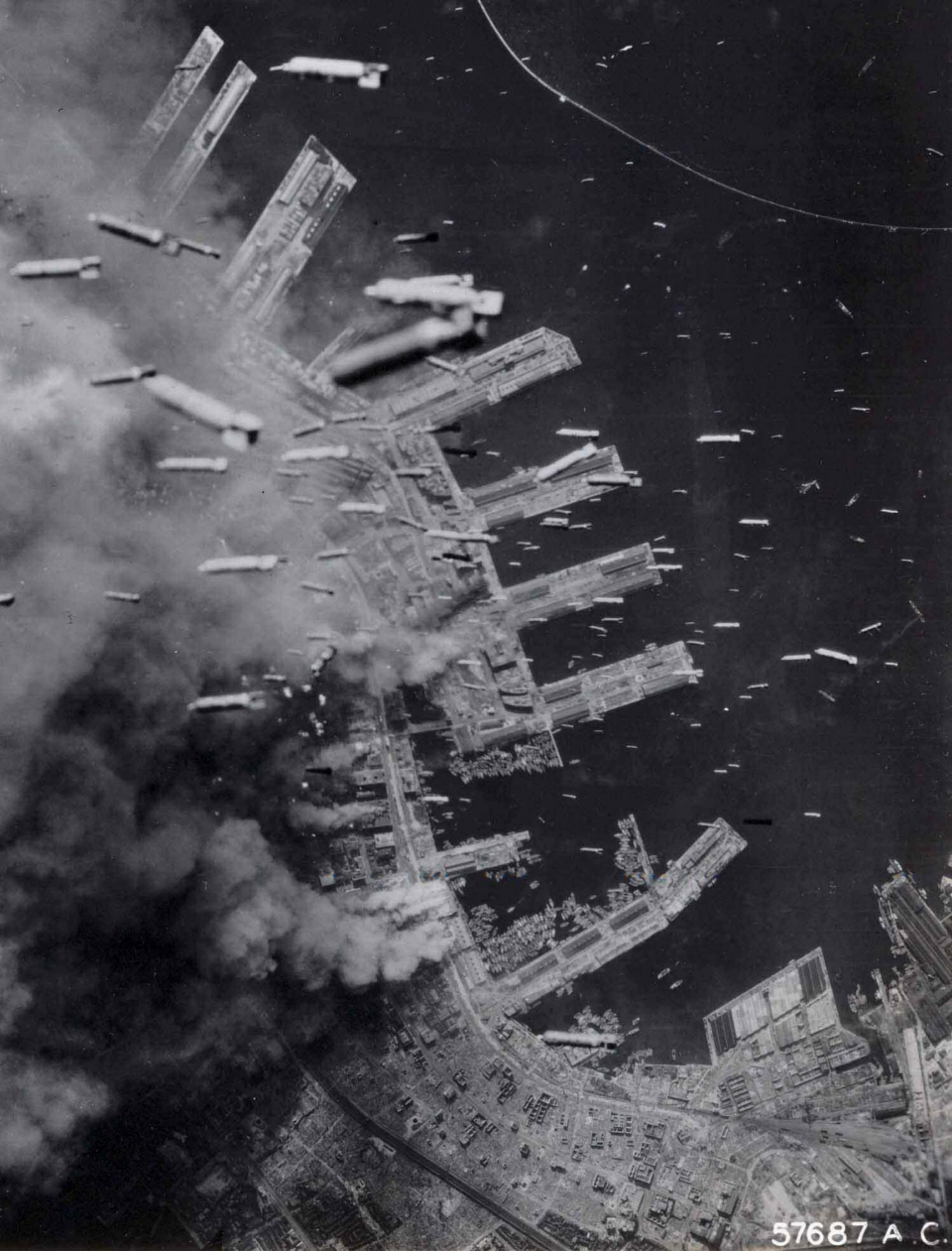 <p>II. Dünya Savaşı Sırasında Japonya Kobe'nin Bombalanması. 900 bin insan öldü.</p>
