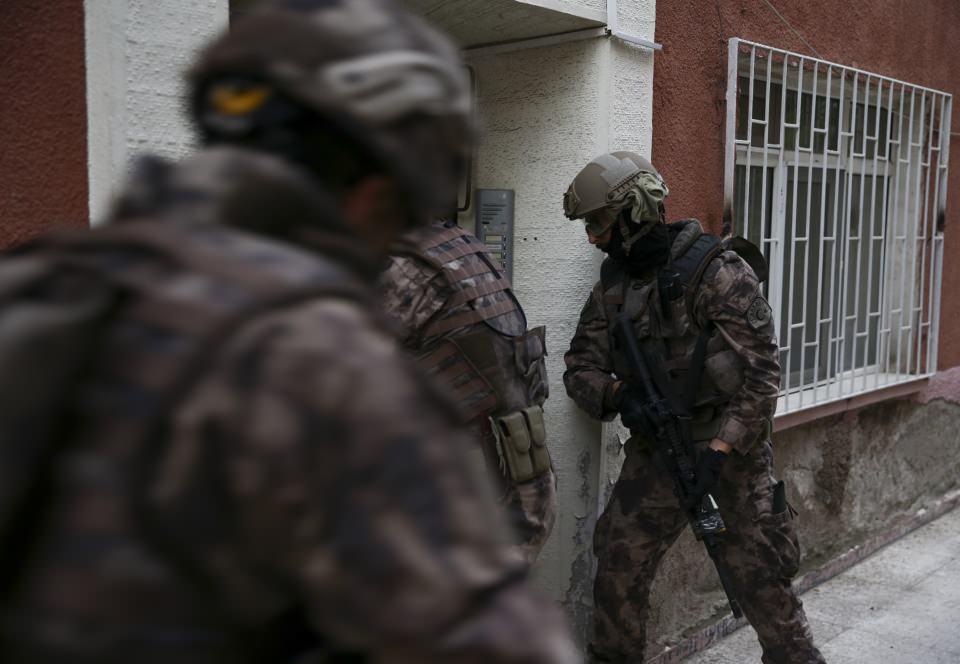 <p>Ankara Cumhuriyet Başsavcılığı ve Ankara Siber Suçlarla Mücadele Şube Müdürlüğü ekipleri, yapılan ihbarlar ve çok sayıda şikayet dilekçesi sonrası başlattığı soruşturma kapsamında, tatil veya iş amaçlı yurt dışı seyahatler için vize almak isteyenleri dolandıran büyük çapta bir suç örgütünü ortaya çıkardı.</p>
<p> </p>