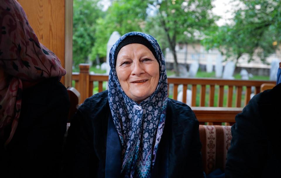 <p><strong>"Kalbi büyük kendi küçük cami"</strong></p>
<p>Mahalle iftarlarına ilk günden beri katılan 80 yaşındaki Mirza Suvalija da "İnsanlar yemek yapıp buraya getiriyor. Huzur ve kardeşlik içinde orucumuz açıyoruz." dedi.</p>