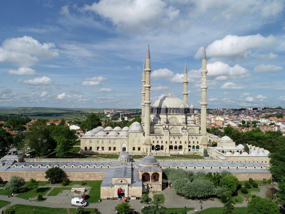 <p><strong>Caminin özellikleri </strong></p>
<p>Selimiye'yi diğer cami mimarilerinden ayıran en büyük özelliği, herhangi bir yarım kubbeden destek almadan tek olarak inşa edilen kubbesi. </p>
