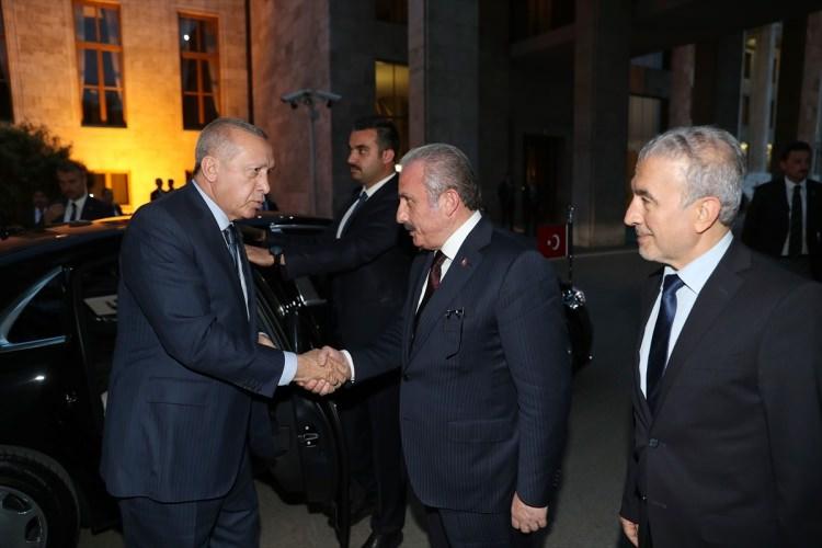 <p>Cumhurbaşkanı Recep Tayyip Erdoğan, TBMM Başkanı Mustafa Şentop'un Meclisin Şeref Kapısı önündeki alanda eski ve yeni tüm milletvekillerine verdiği iftar programına katıldı.</p>

<p> </p>
