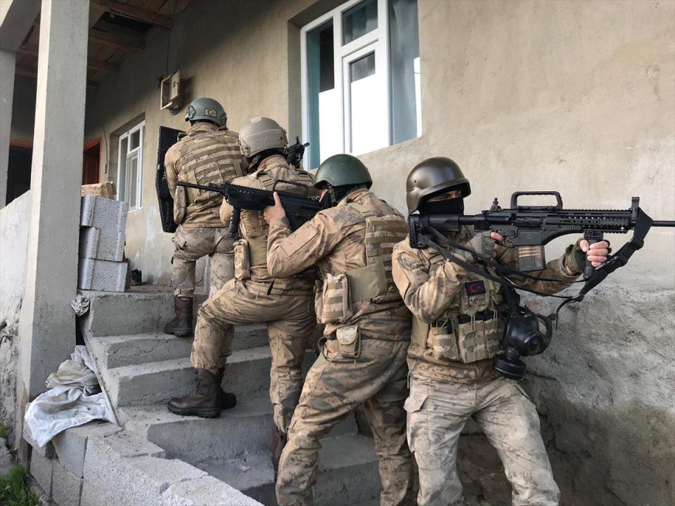 <p>Valilikten yapılan açıklamaya göre, Van Cumhuriyet Başsavcılığı Terör Suçları Soruşturma Bürosunca, terör örgütü PKK/KCK'nın iş birlikçilerine yönelik 2 soruşturma yürütüldü.</p>
<p> </p>