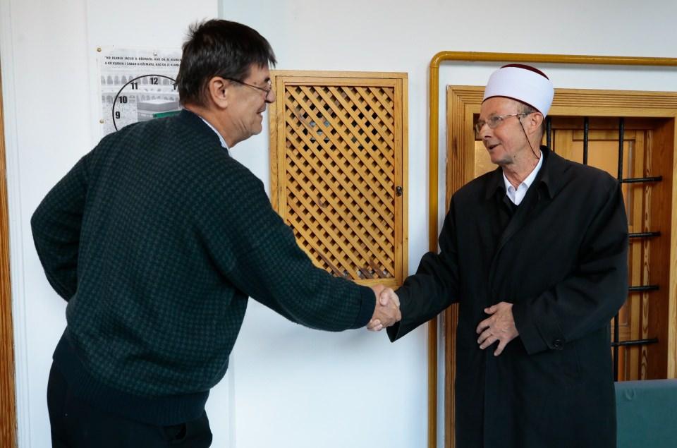 <p>Secerovic, iftarlarla mahalle sakinlerinin yanı sıra dışarıdan gelip iftara katılanları da yakınlaştıklarını belirterek, "İbadete en yalın haliyle yaklaşmalıyız, zira din zor değil. Önemli olan insan olmak ve dua etmek." diye konuştu.</p>
<p> </p>