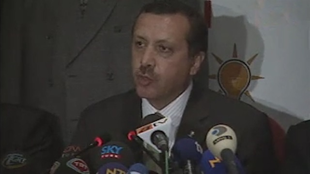 <p>Ve yıl 2002, genel seçimler. Bu sefer İstanbul 1. Bölge seçmeniyim. Ve tevafuka bak ki, oy vereceğim partinin liste başı yine Tayyip Erdoğan. Oyumu yine ona vermeye hazırlanıyorum. Bu sefer kesin seçeceğim. Zira partisi zaten favori ve seçilememe şansı yok. Ama seçemiyorum. Hatta oyumu ona veremiyorum bile. Çünkü seçime birkaç hafta kala YSK Erdoğan’ın ismini çiziyor. Yani Erdoğan seçime giremiyor. Partisi %34 ile tek başına iktidar oluyor ama genel başkanı olarak kendisi seçime giremiyor bile… YSK, Türkiye genelinde 1. Olan ve benim de oy vermeye hazırlandığım bir partinin genel başkanını seçime sokmuyor. Yani başbakan olması gereken Erdoğan, milletvekili bile olamıyor…</p>
<p>Ancak aylar sonra -ara seçimle- milletvekili olabiliyor. Onu da milletvekili/başbakan olsun da ekonomik koşullar nedeni ile 1-2 yıl içinde silinsin gitsin, Erdoğan karizması bitsin diye mecburen yapıyorlar (bunu Baykal bizzat itiraf ediyor).</p>
<p> </p>
<p> </p>