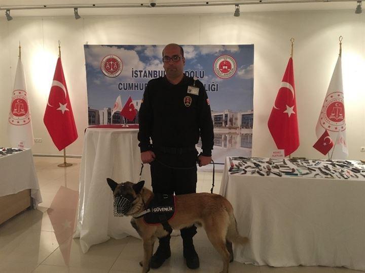 <p>Sergide, asayiş olaylarına müdahale etmek amacıyla eğitim almış 'Efe' isimli köpek de yer aldı.</p>
<p> </p>