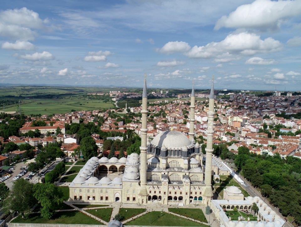 <p><strong>Caminin inşası </strong></p>

<p>Osmanlı hükümdarı II. Selim'in Kıbrıs'ı fethinin anısına eski payitaht Edirne'de, kente hakim bir bölgede heybetli cami yapılması emrini vermesinin ardından 80 yaşındaki Mimar Sinan'ın "ustalık eserim" diyeceği cami için uygun alan aranmaya başlar. Evliya Çelebi'nin Seyahatname'de Kavak Meydanı olarak adlandırdığı kente hakim tepede Mimar Sinan tarafından hazırlanan proje ile 1569'da caminin temeli atılır ve 6 yıl süren yapım aşaması sonrası 1575'te cami ibadete açılır. </p>
