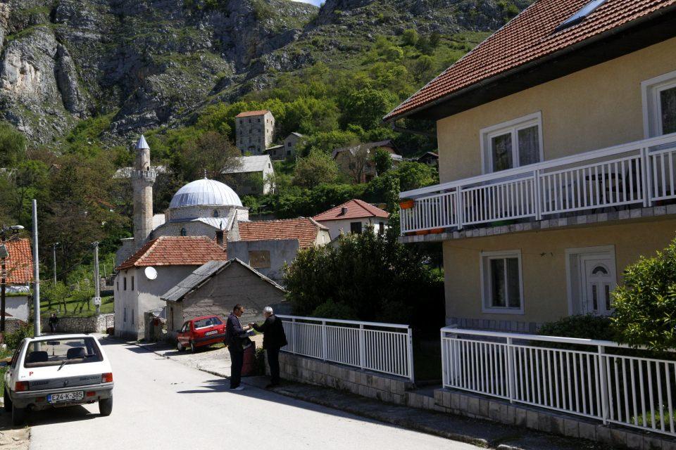 <p>Osmanlı döneminde Livno'da beş kubbeli cami inşa edildiğini aktaran Kevric, "Bu camilerin tamamı Bosna'daki son savaşta hasar gördü. Savaşın ardından üç cami restore edilip yeniden ibadete açıldı. Diğer ikisinin restorasyonu için gerekli prosedürler bekleniyor." dedi.</p>

<p> </p>
