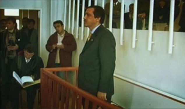 <p>Ama esas darbe daha sonra geliyor. Benim seçtiğim belediye başkanı olan Tayyip Erdoğan, sırf bir şiir okudu diye koltuğundan alınarak hapse atılıyor. Evet, evet, sırf Arif Nihat Asya’nın MEB kitaplarında yer alan bir şirini okudu diye Erdoğan’ı koltuğundan ettiler ve hapse attılar. Görev süresini tamamlayamadığı gibi seçilmesi garanti olan bir seçime giremedi bile. Yetmedi, ‘’senin siyasi hayatın bitti, artık muhtar bile olamazsın’’ dediler. Seçtiğim başkanı alaşağı ettiler, yasakladılar, mahpusa gönderdiler…</p>
<p> </p>
