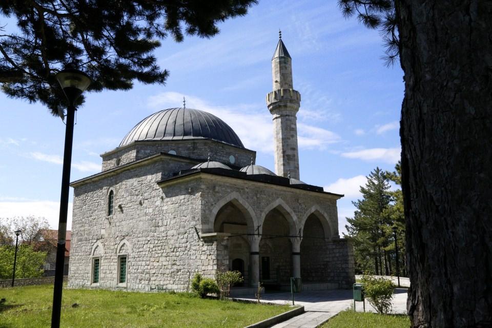 <p>Evliya Çelebi'nin "Seyahatname" isimli eserinde de bahsettiği Livno, halk arasında "kubbeli camiler şehri" olarak da adlandırılıyor.</p>

<p> </p>
