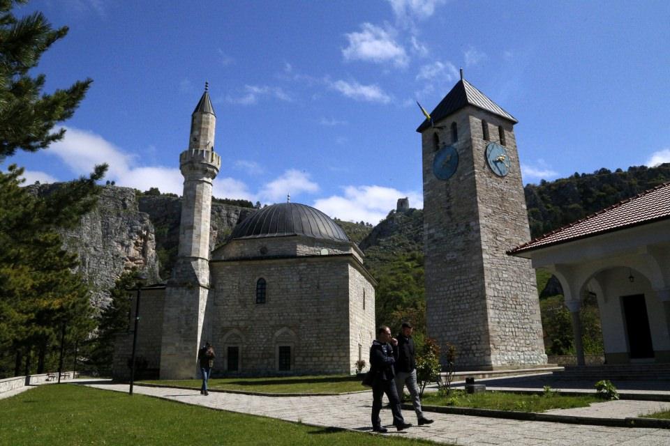 <p>Şehirdeki kubbeli camilerin tipik birer mahalle camisi olduğunu söyleyen Kevric, camilere en fazla 200 kişinin sığabildiğini ifade etti.</p>

<p> </p>
