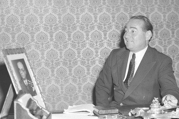 <p>Diğer subaylarla vardiyalı olarak gündüzleri 3 saat, geceleri 3 saat nöbet tutan Taşdelen, bu 3 saatin bir saatlik bölümünde ise Menderes ve Bayar'ın hücresinde nöbet tuttu. Adnan Menderes'in uyuyamadığını ve rahatsız olduğunu söylemesi üzerine Kasım 1960'da hücre nöbeti kaldırıldı. Bunun üzerine muhafız subaylar, hücresine konulan gözetleme penceresinden Menderes'i kontrol etmeye devam etti. </p>
<p> </p>