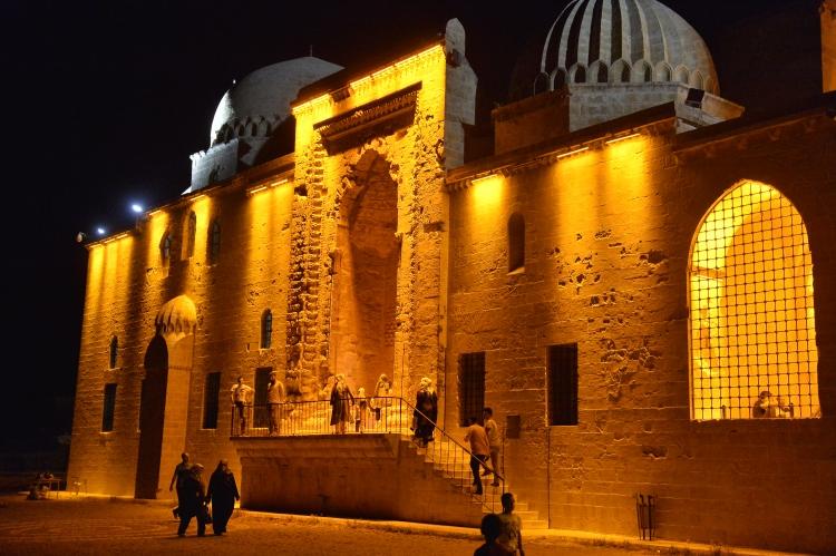 <p>Teravih namazını medrese kılan Enes Güneş de "Buranın hem manevi atmosferi var hem de serin bir ortamda huşu içerisinde ibadetlerimizi gerçekleştiriyoruz. Bunu sağlayanlara çok teşekkür ediyoruz." dedi. </p>
