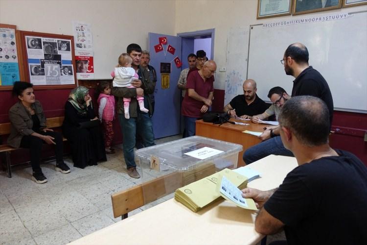 <p>YSK’nın 27 Mart’ta aldığı Mahalli İdareler Ara Seçimleri’nin 2 Haziran’da yapılması kararı gereği yeni kurulan köylerle mahalle iken köy statüsüne dönüşen yerleşim birimlerinde ve herhangi bir nedenle organları boşalan köy ve mahallelerde veya 31 Mart 2019 tarihinde seçimi yapılamamış beldeler ile köy ve mahallelerde de bugün sandık kuruldu, oy verme işlemi başladı.</p>