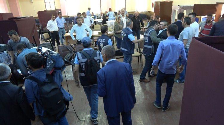<p><strong>KESKİN'DE ARBEDE</strong></p>
<p>Yüksek Seçim Kurulu tarafından 31 Mart'taki belediye başkanlığı seçiminin yeniden yapılmasına karar verilen 1 belde ve 3 ilçeden biri olan Keskin ilçesinde oy verme işlemi sabah saat 08.00’de başladı. Oy verme işlemi sırasında 1021 No’lu sandıkta arbede yaşandı. </p>