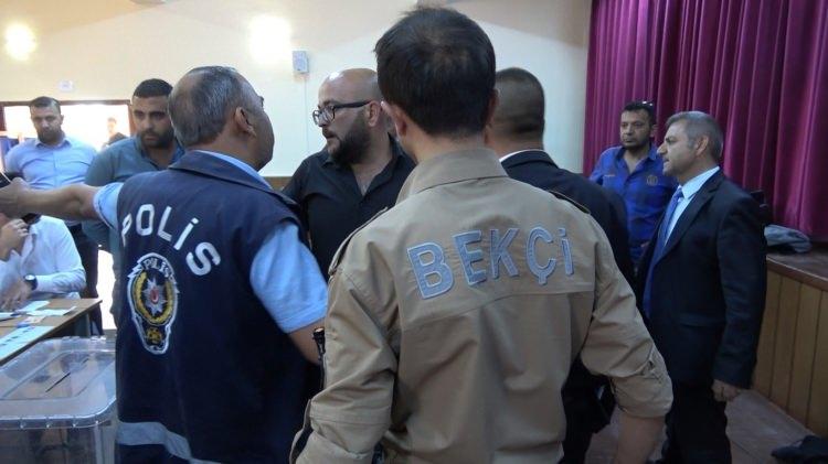 <p>Keskin ilçesinde seçmenler yeniden sandığa gidiyor. İlçedeki eğitim kurumlarına kurulan 23 sandıkta seçmenler sabah saat 08.00’de oy verme işlemine başladı. Halk Eğitim Merkezi Salonundaki 1021 No'lu sandıkta okuma yazma bilmeyen yaşlı bir kadının yanındaki refakatçiye sandık başkanı tarafından izin verilmeyince sandık görevlileri, müşahitler ve seçmen arasında arbede yaşandı.</p>