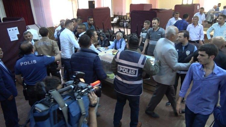 <p>Olaya hemen müdahale eden polis ve bekçiler seçim görevlileri dışındaki kişileri dışarı çıkarttı. Halk eğitim Merkezine çok sayıda polis takviye edildi. </p>