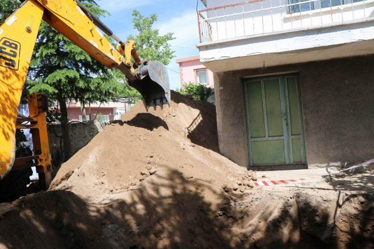 <p>Yaklaşık 2 saat süren kazı çalışmaları sonucunda bahçede herhangi bir defineye ulaşılamadı. Yaşadıkları hayal kırıklığını 'emekler boşuna gitti' diye anlatan Ekim, "Valla ne söyleyeyim. Gördüğünüz gibi emekler boşa gitti. Yeniden kapattırıyoruz. Beklentimiz var yönündeydi o da olmadı geri kapattırıyoruz" şeklinde konuştu.</p>
<p> </p>