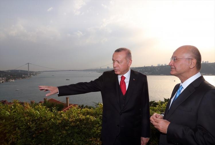 <p>Ayrıca Cumhurbaşkanı Erdoğan ile eşi Emine Erdoğan, burada davetlilerle birlikte fotoğraf çektirdi.</p>
