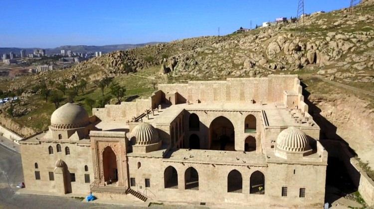 <p>Gün içinde yaklaşık 2 bin ziyaretçinin medreseyi gezdiğini aktaran Bulut, insanların huzur içerisinde ibadet edebilmeleri ve gezebilmeleri için bütün imkanların seferber edildiğini aktardı.</p>