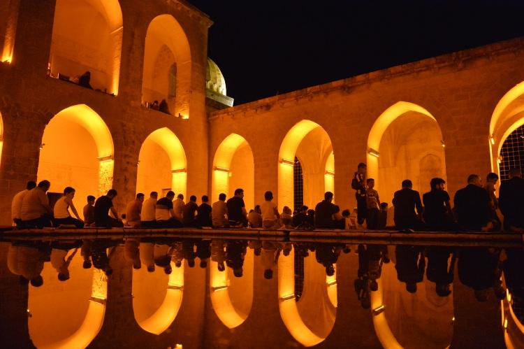 <p>Bulut, "Mardin'de açık havada namaz kılınacak cami yok. Tarihi ve çok güzel çeşmesi ve serin olduğu için insanların tercih ettiği yerlerin başında geliyor. İnsanlar huşu içerisinde ibadetini yapıp mutlu olarak çıkıyorlar." şeklinde konuştu.</p>