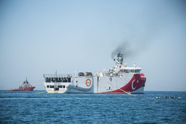 <p>Gemide 55 mürettebat yer alıyor. Boyu 86, genişliği 22 metre olan gemi modern sevk ve manevra sistemleriyle birlikte, jeofizik, 2 ve 3 boyutlu haritalama, derin sismik, gravite (petrol yoğunluğu), manyetik sistemler ve deniz tabanı ayrıntılı görüntüleme ile haritalama sistemleri, uzaktan kumandalı sualtı aracının (ROV) yanı sıra, su kolonu ve deniz tabanından jeolojik örnekleme yapabilecek ekipmanla donatılmış durumda. Gemide alınan verilerin işlenmesi, analizi ve değerlendirmesine yönelik jeoloji, jeofizik, hidrografi, oşinografi (anadeniz bilimi) ve biyoloji araştırma laboratuvarları yer alıyor.</p>