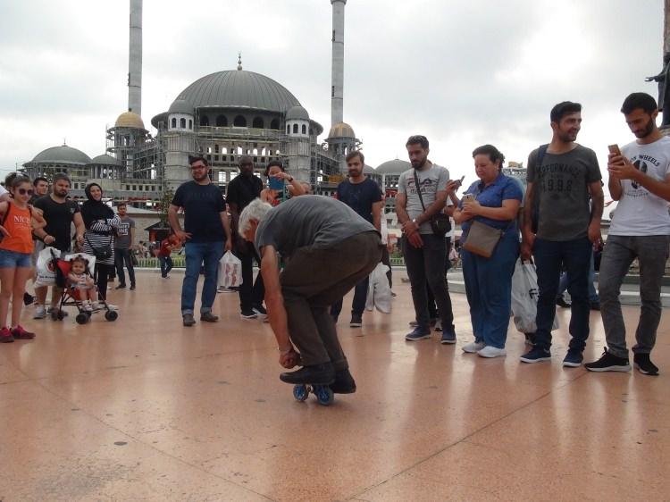 <p>Yarışın sonunda Rus turist 8.5 santimlik bisikletiyle yarışı kazanırken, bazı vatandaşlar o anları cep telefonlarıyla kaydetti.</p>