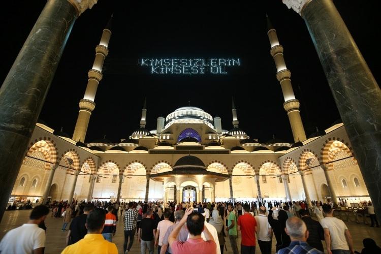 <p>Kadir Gecesi’nde manzarasıyla kendine hayran bırakan Büyük Çamlıca Camii havadan görüntülendi. </p>
