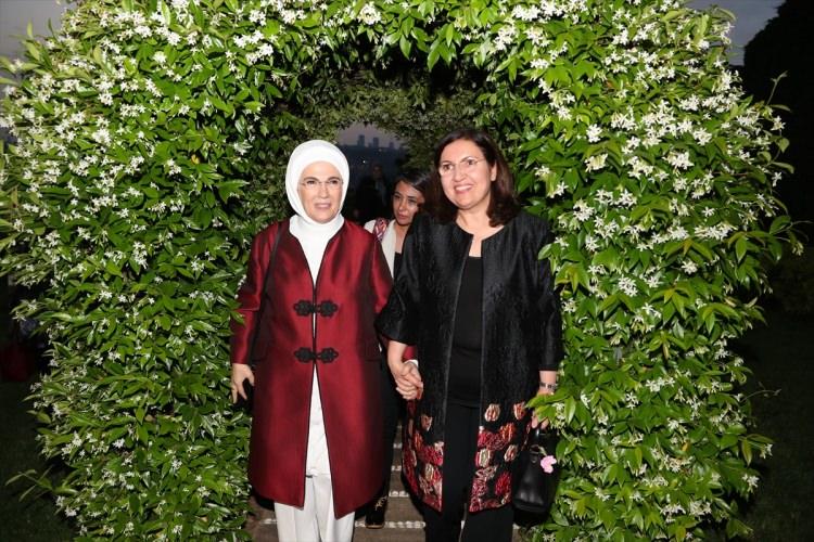<p>Cumhurbaşkanı Recep Tayyip Erdoğan ile eşi Emine Erdoğan, Irak Cumhurbaşkanı Berham Salih ile eşini Vahdettin Köşkü’nde kabul etti.</p>
