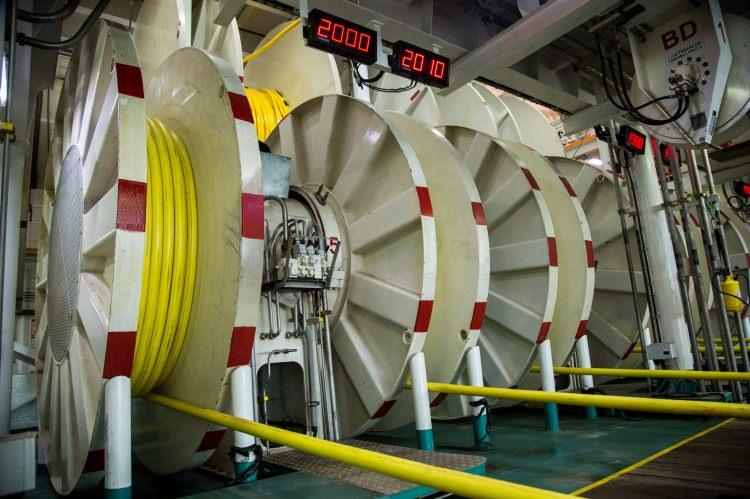 <p>Burada deniz tabanının da ayrıntılı incelenmesi yapılıyor. Uzaktan kumandalı robot (ROV) sistemiyle şu an için bin 500, veri kablosu artırılarak 3 bin metre derinliğe inebilen sistemimiz mevcut. Bununla da deniz tabanında yerleştirilecek her hangi bir platformun veya deniz üstü yapılarının yer seçimlerinin yapılması açısından mühendislik ve zemin etütleri yapabilme kabiliyetine sahip.</p>