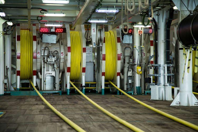 <p><strong>"YERLİ VE MİLLİ FİRMALARIMIZDAN DESTEK ALINARAK ÇALIŞTIRILIYOR"</strong></p>
<p>Maden Tetkik ve Arama Genel Müdürlüğü Deniz Araştırmaları Dairesi Başkanı Kerim Tuncer Sarıkavak, Oruç Reis'in milli gurur olduğunu belirtti. Kerim Tuncer Sarıkavak, “Oruç Reis Araştırma Gemisi ülkemizin deniz etki alanları başta olmak üzere tüm denizlerde araştırmalarımızın en etkin şekilde yapılması amacıyla ülkemizin bir gururu olarak yerli ve milli şekilde üretilen, yerli ve milli firmalarımızdan destek alınarak çalıştırılan sismik araştırma gemisidir. Sismik araştırma gemisi olmasının yanı sıra ana hizmet faaliyetlerinde 3 boyutlu sismik taramanın yanı sıra oşinografi (anadeniz bilimi) ve hidrografi çalışmaları yapılması açısından da ayrı bir öneme sahip.</p>