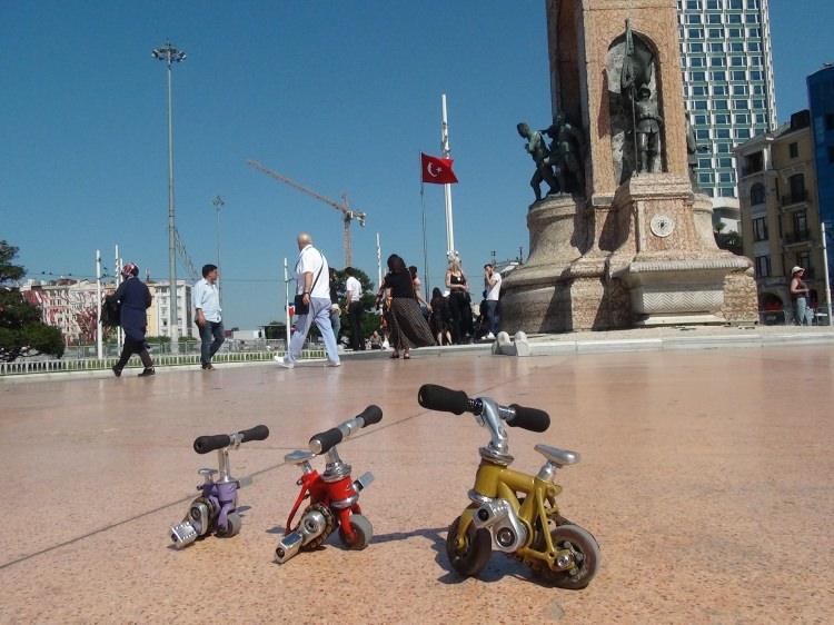 <p>Sergey Daskevshig'in, Taksim Meydanı’nda sergilediği 25, 19, 11.5, 9.5 ve 8.5 santim uzunluğundaki bisikletler büyük ilgi gördü.</p>
