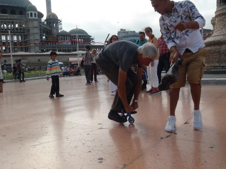 <p>Taksim’de 8.5 santimlik bisikletleri gören normal bisikletli vatandaşlar, Rus turiste yarışma teklifinde bulundu. </p>