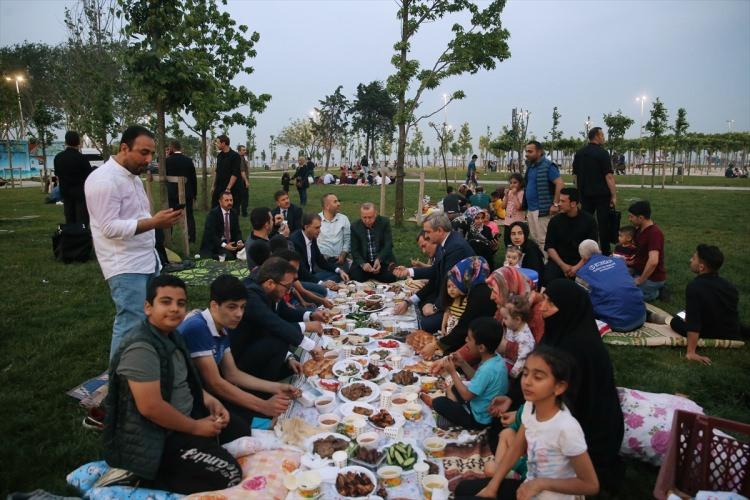 <p>Türkiye Cumhurbaşkanı Recep Tayyip Erdoğan, Zeytinburnu sahilinde vatandaşlarla iftar yaptı.</p>
