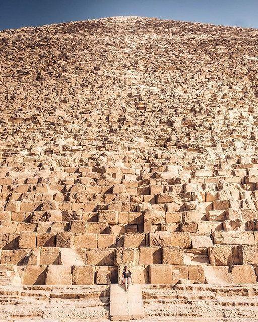 <p>Giza'nın büyük piramidi ile karşılaştırılan bir kadın. </p>
<p> </p>
