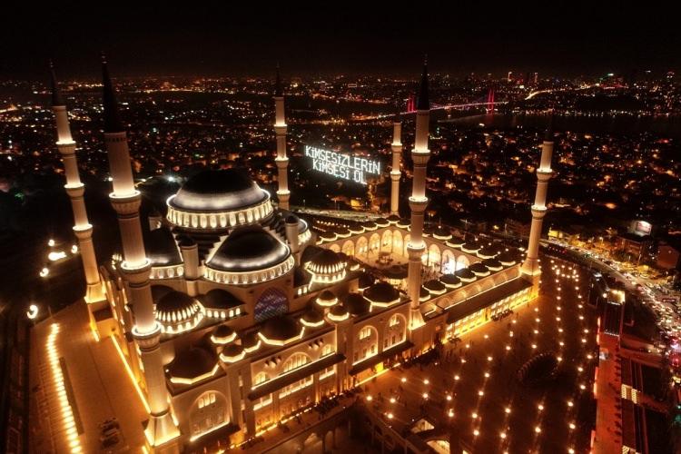 <p>Öte yandan Büyük Çamlıca Camii, Kadir gecesi havadan görüntülendi. Cami manzarasıyla kendine bir kez daha hayran bıraktı. </p>
