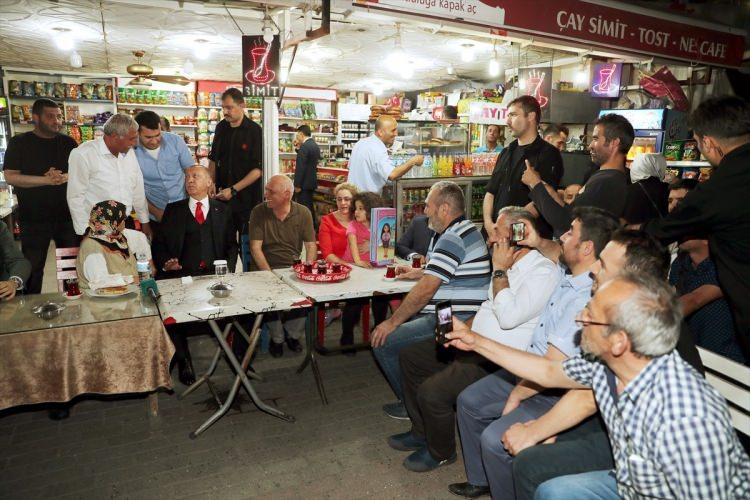 <p>Türkiye Cumhurbaşkanı Recep Tayyip Erdoğan, Üsküdar Sahili'nde organize edilen "Büyük Üsküdar İftarı"nın ardından Gebze-Harem minibüs durağını ve yakınındaki büfeyi ziyaret ederek vatandaşlarla sohbet etti, çay içti.</p>
<p> </p>