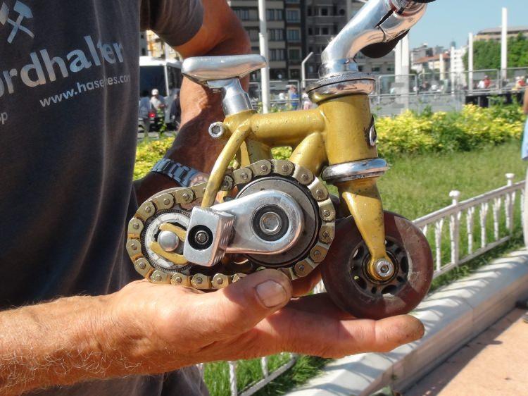 <p>Rusya’dan İstanbul’a gelen Rus turist Sergey Daskevshig, yaptığı 8.5 santimlik bisikletleri Taksim Meydanı'nda sergiledi. Rus turist ürettiği 8.5 santimlik bisikletiyle gerçek bisiklet ile yarışarak, herkesi şaşkına çevirdi. </p>
