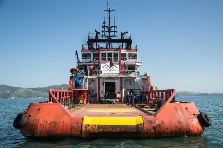 <p>Türkiye'nin ilk yerli ve milli sismik araştırma gemisi MTA Oruç Reis gemisi, Marmara denizinin tabanını karış karış inceliyor. Demirören Haber Ajansı (DHA) , Oruç Reis'in çalışmaların Marmara denizinin ortasında görüntüledi.</p>

