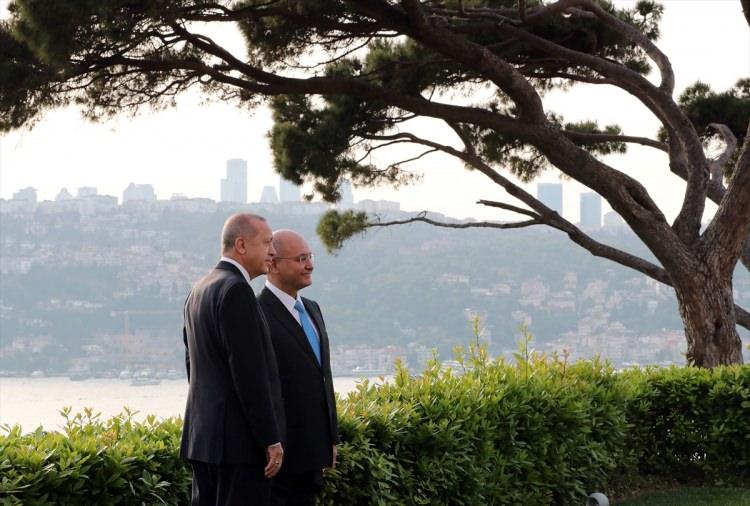 <p>Cumhurbaşkanı Erdoğan ile eşi Emine Erdoğan, Irak Cumhurbaşkanı Salih ile eşini kapıda karşıladı. Daha sonra Cumhurbaşkanı Erdoğan ile eşi Emine Erdoğan davetliler ile köşkün bahçesinde sohbet etti.</p>
