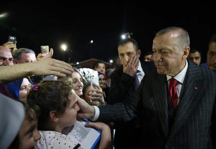 <p>Vatandaşların yoğun ilgisiyle karşılanan Erdoğan, bir süre onlarla sohbet etti, çocuklarla yakından ilgilenip oyuncak hediye etti.</p>
<p> </p>
