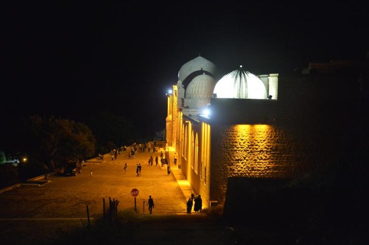 <p>Medrese avlusunda 700 yıllık yazlık mescitte ibadetlerini yerine getiren vatandaşlar, ramazanın hava sıcaklıklarının arttığı son günlerinde tarihi yapıyla iç içe ibadet etmenin hazzını yaşıyor.</p>