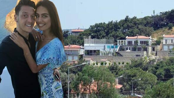 <p>Türk asıllı ünlü Alman futbolcu Mesut Özil’in, İzmir’in Çeşme ilçesine yaptırdığı 2 katlı süper lüks villa tamamlandı. Nişanlısı Amine Gülşe ile bu yaz evlenecek olan Özil’in, balayını yeni villasında geçireceği öğrenildi.</p>

<p> </p>
