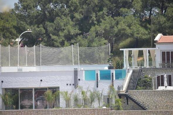 <p>İngiltere’de Premier Lig’in sona ermesinin ardından nişanlısı Amine Gülşe ile İstanbul’da dünyaevine girecek olan Özil, 2 sezondur tatil yaptığı Alaçatı’ya bu kez balayı için gelecek.</p>
<p> </p>