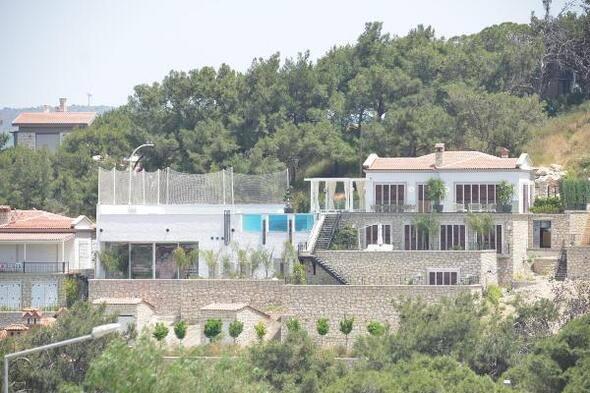 <p>Öte yandan Özil’in Alaçatı’nın merkezindeki Değirmen Dağı Mevkisi’nde bulunan villasının içinde ve dışında kendi zevkine göre oluşturduğu yaşam alanları dikkat çekti. Özil’in, kumdan mini futbol ve voleybol sahası yaptırdığı, bu alanın etrafını ağlarla çevirdiği görüldü.</p>

<p> </p>
