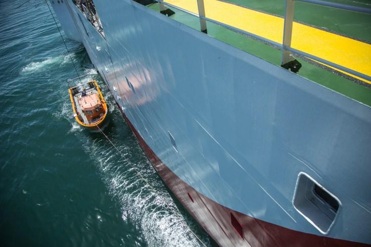 <p>Gemide ayrıca uluslararası standartlarda bir helikopter pisti bulunuyor. Oruç Reis, petrol ve doğal gaz araştırmalarının yanı sıra kara alanlarımızın deniz altındaki devamlılıklarının izlenmesi bağlamında kıta sahanlığı gibi stratejik öneme sahip bilimsel araştırmalar da etkin bir şekilde yapabiliyor. Ayrıca, gemi ile deniz tabanından itibaren 15 bin metre derinlikteki jeolojik yapılar görüntülenebiliyor, modern uzaktan kumandalı su altı aracı (ROV) ile bin 500 metre su derinliğindeki deniz tabanı ayrıntılı olarak izlenebiliyor. Ayrıca ROV ile deniz suyundan ve tabanından numune alınarak ölçüm ve analizler anında yapılabiliyor.</p>