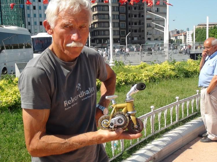 <p>Rusya’dan İstanbul’a bir günlük ziyaretle gelen Rus turist, Beyoğlu Taksim Meydanı’nda ürettiği çeşitli ebatlardaki bisikletleriyle herkesi şaşırttı. </p>
